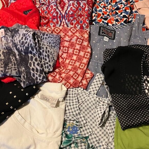 5 lb Reseller Lot Summer T-Shirts Tank Tops Assorted Sizes And Brands - Picture 1 of 4